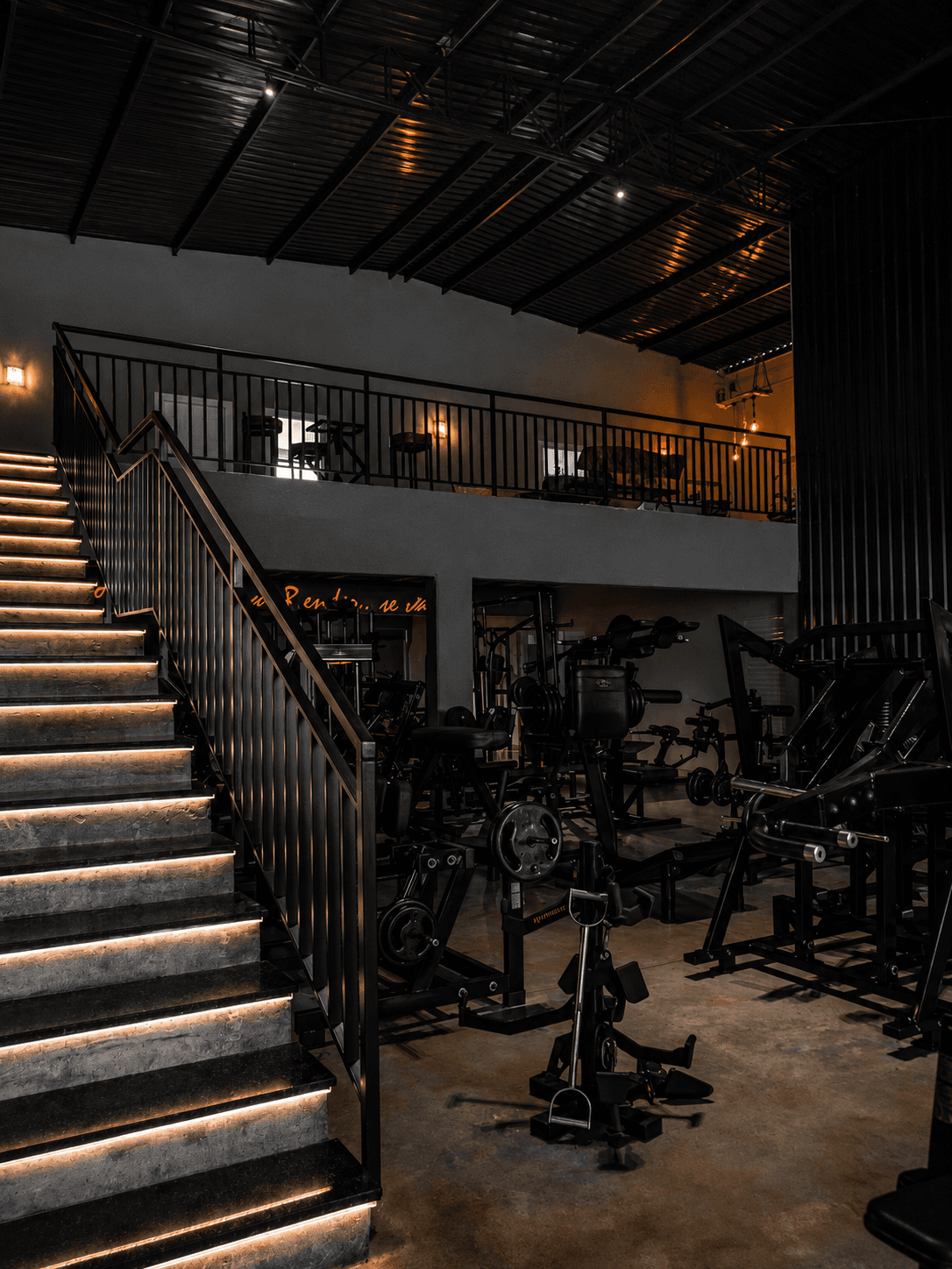 Escada iluminada e equipamentos da Academia WM - foto fornecida com tratamento de luz